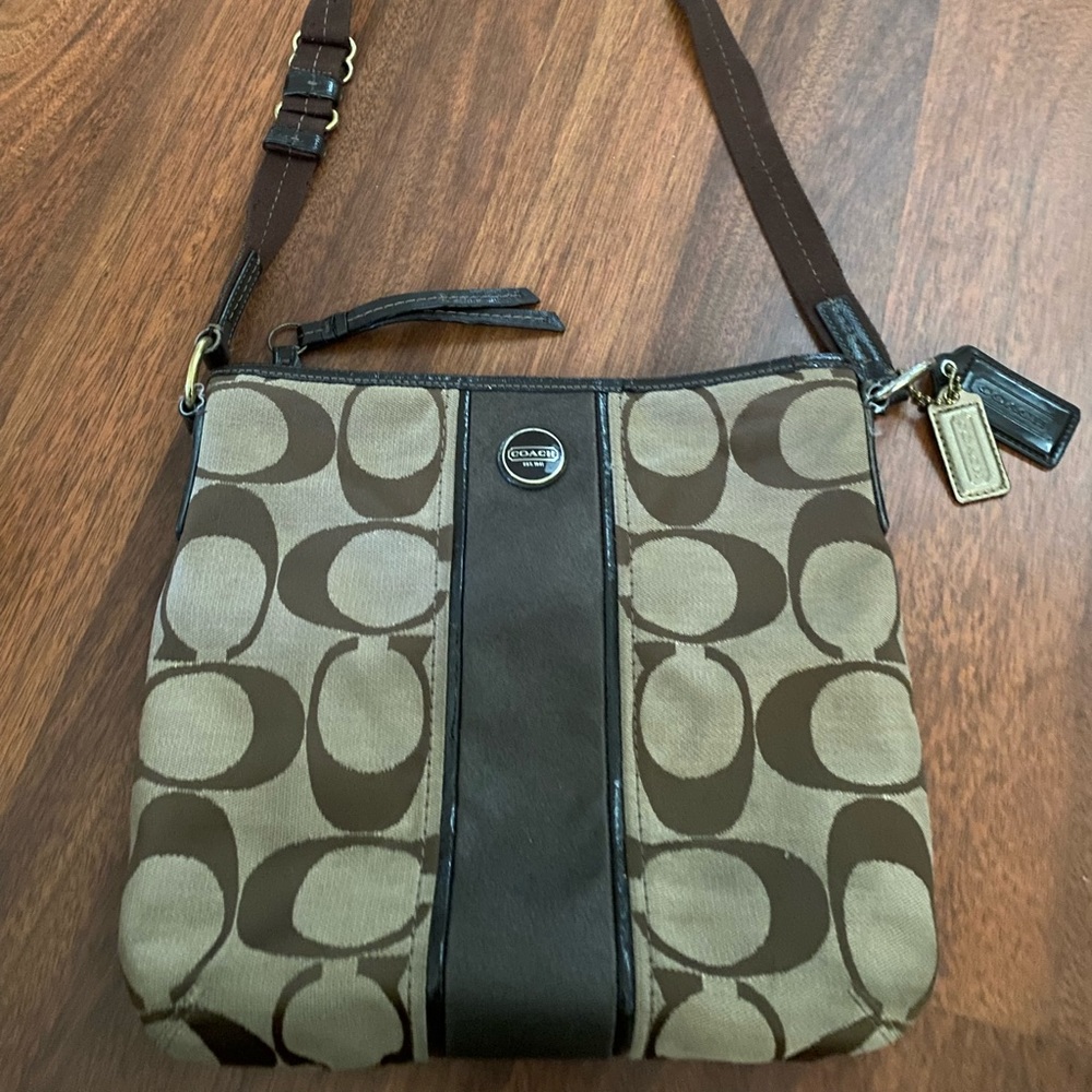 Coach bag, smooth leather
Inside pocket
Zip-top closure, 
Outside pocket. Used